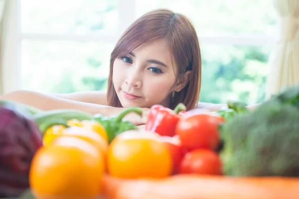 Mujer feliz cocinando verduras ensalada verde — Foto de Stock