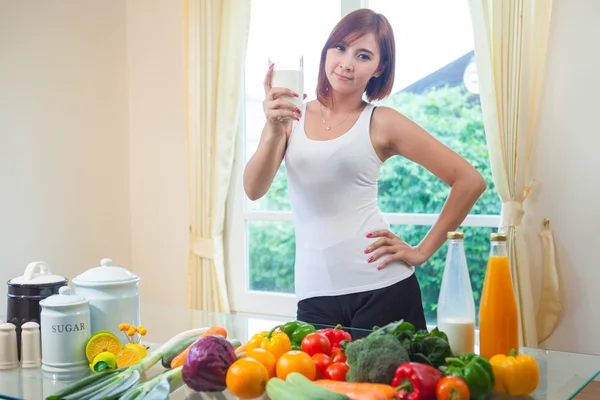 Jonge Aziatische vrouw consumptiemelk — Stockfoto