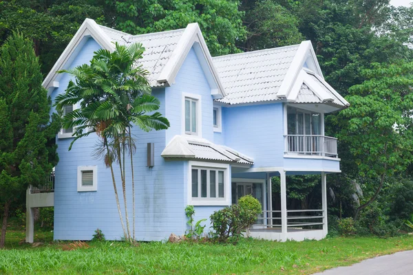 Casa azul na floresta — Fotografia de Stock