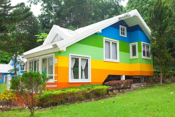 Casa colorida na floresta — Fotografia de Stock