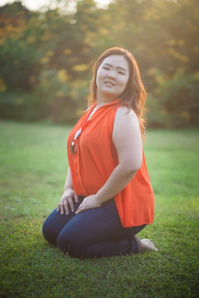 Mujer gorda feliz posando al aire libre —  Fotos de Stock