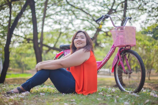 Mulher gorda feliz posando com bicicleta — Fotografia de Stock
