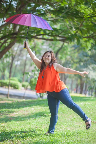 Felice donna grassa con ombrello — Foto Stock