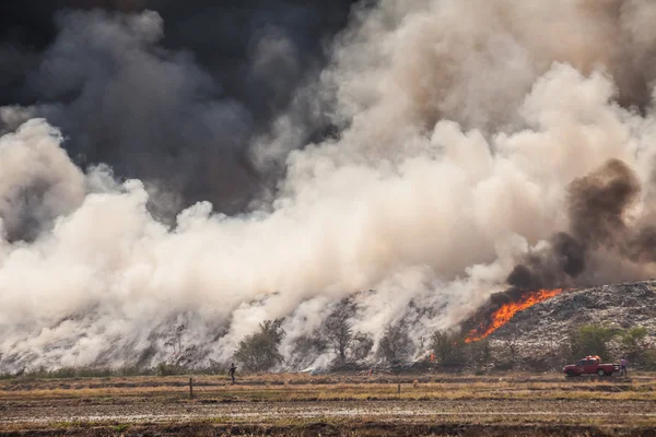 Bruciare cumulo di spazzatura di fumo — Foto Stock