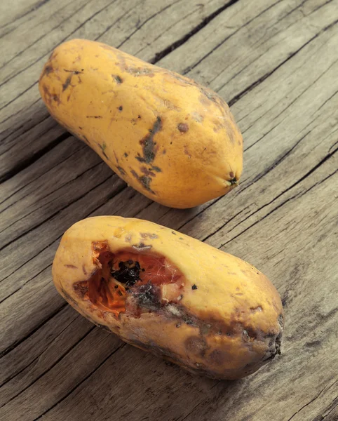 Fruta de papaya mohosa sobre fondo de madera —  Fotos de Stock