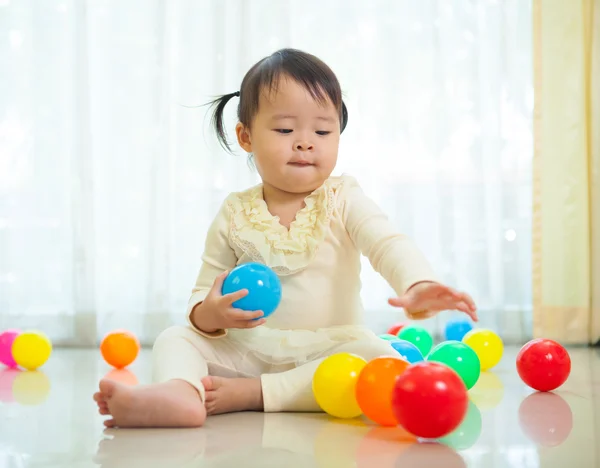 Liten asiatisk jente hjemme – stockfoto