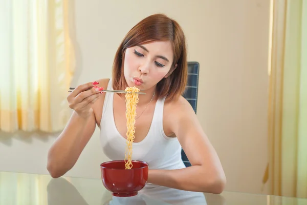 Young girl eating ramen noodles — Stock fotografie