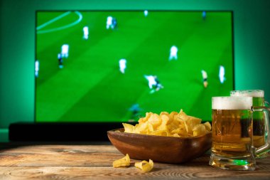 Bira ve futbol ayarla aperatifler tv arka plan maç
