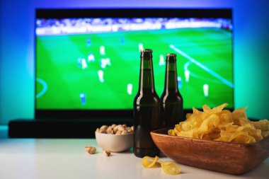 Bira ve futbol ayarla aperatifler tv arka plan maç
