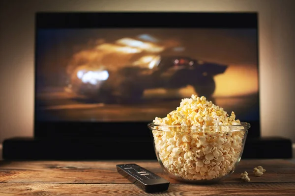 Eine Glasschale Popcorn Und Fernbedienung Hintergrund Funktioniert Der Fernseher Abends — Stockfoto