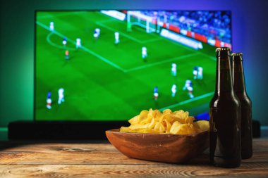 Bira ve futbol ayarla aperatifler tv arka plan maç.