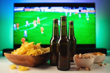 Bira ve futbol ayarla aperatifler tv arka plan maç