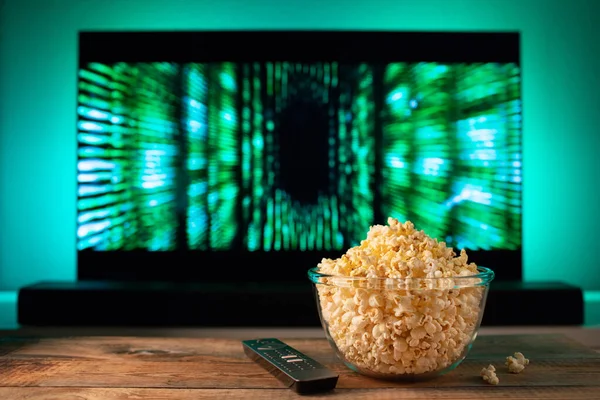 Eine Glasschale Popcorn Und Fernbedienung Hintergrund Funktioniert Der Fernseher Abends — Stockfoto