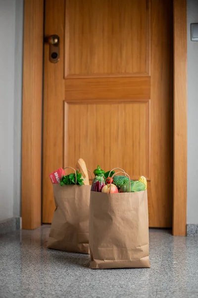 Bolsas Compra Alimentos Están Puerta Casa Apartamento Entrega Verduras Frutas —  Fotos de Stock