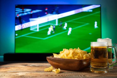 Bira ve futbol ayarla aperatifler tv arka plan maç.