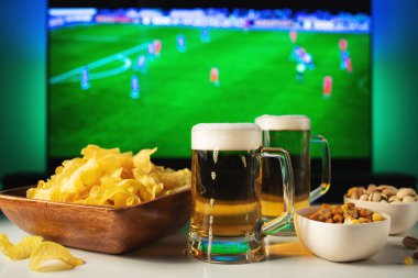 Bira ve futbol ayarla aperatifler tv arka plan maç.