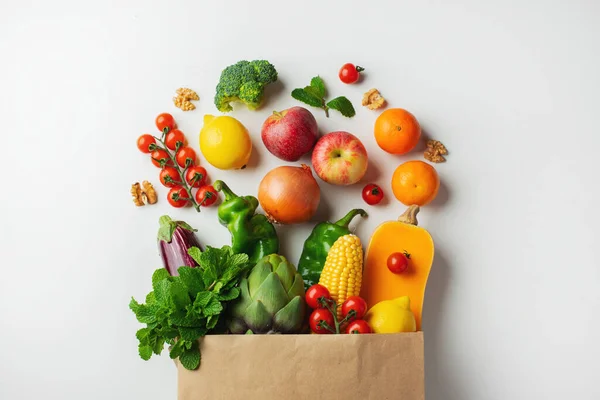 Lieferung gesunder Lebensmittel Hintergrund. Gesunde vegane vegetarische Kost in Papiertüten Gemüse und Obst auf weiß, Kopierfläche, Banner. Lebensmittelmarkt und sauberes veganes Ernährungskonzept — Stockfoto