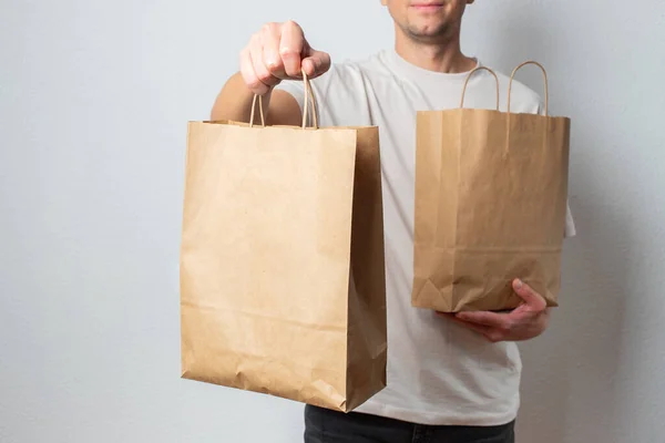 Lieferkonzept Schöner Kaukasischer Zusteller Der Eine Packtasche Mit Lebensmitteln Und — Stockfoto