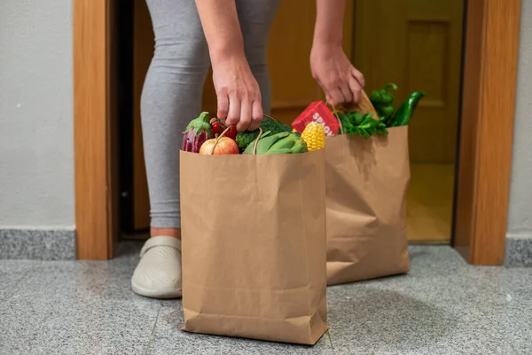 Una Donna Prende Sacchetto Cibo Alla Porta Casa Sua Coronavirus — Foto Stock