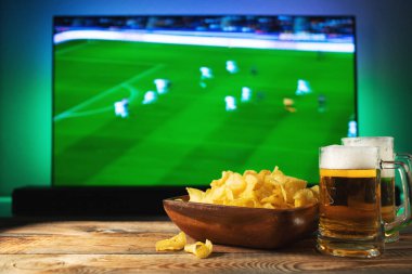 Bira ve futbol ayarla aperatifler tv arka plan maç.