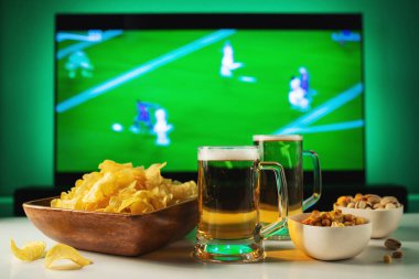 Bira ve futbol ayarla aperatifler tv arka plan maç.
