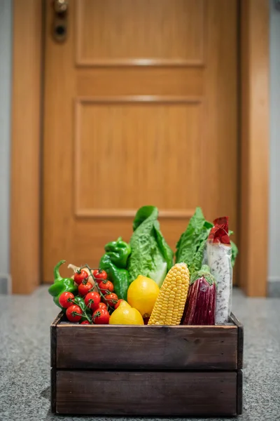 Продовольча Коробка Стоїть Біля Дверей Будинку Або Квартири Доставка Овочів — стокове фото