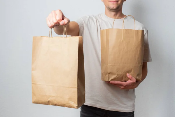 Lieferkonzept Schöner Kaukasischer Zusteller Der Eine Packtasche Mit Lebensmitteln Und — Stockfoto