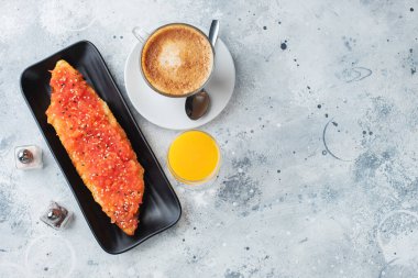 Geleneksel İspanyol kahvaltısı. Hafif arka planda farklı malzemelerle Tostada. Kopyalama alanı olan üst görünüm