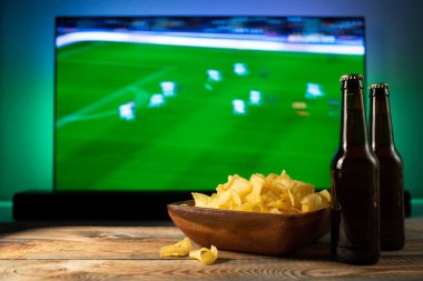 Bira ve futbol ayarla aperatifler tv arka plan maç.