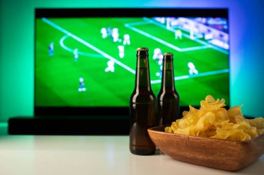 Bira ve futbol ayarla aperatifler tv arka plan maç.