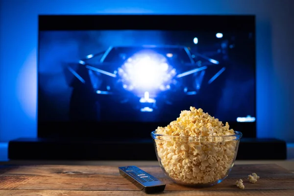 Szkła Miskę Popcorn Zdalnego Sterowania Tle Telewizor Działa Przytulny Wieczór — Zdjęcie stockowe