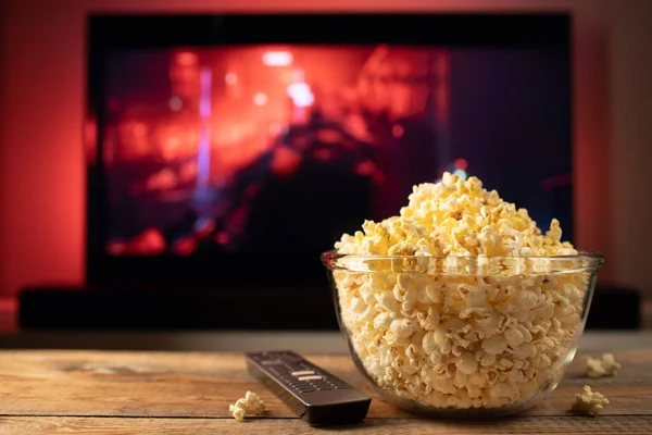 Eine Glasschale Popcorn Und Fernbedienung Hintergrund Funktioniert Der Fernseher Abends — Stockfoto