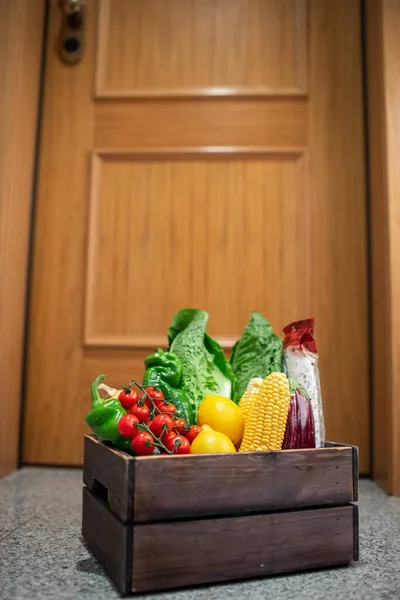Коробка Едой Стоит Дверей Дома Квартиры Доставка Овощей Фруктов Время — стоковое фото