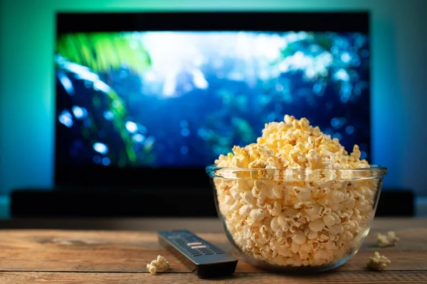 Eine Glasschale Popcorn Und Fernbedienung Hintergrund Funktioniert Der Fernseher Abends — Stockfoto