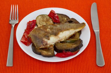 Kızarmış Balık beyaz tabak sebze ile