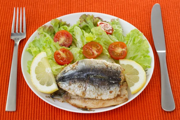 Fried fillet of sardines with salad — Stock Photo, Image