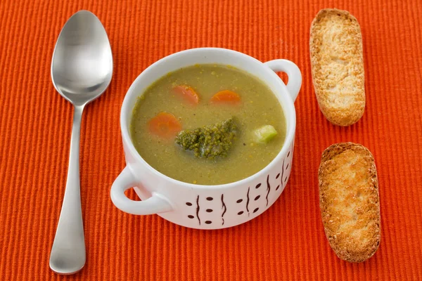 ブロッコリー、ボウルに野菜スープ — ストック写真