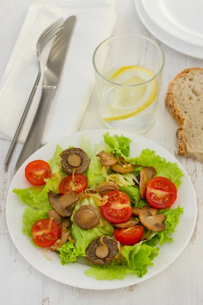 Salade au champignon frit à la tomate — Photo
