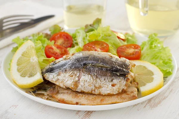 Filet prăjit de sardine cu salată — Fotografie, imagine de stoc