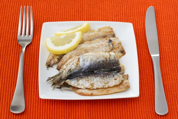 Filetto di sardine fritto con limone — Foto Stock