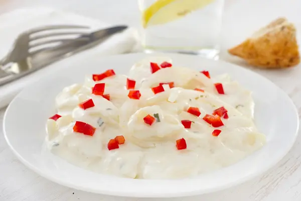 Biber ve soslu patates salatası — Stok fotoğraf