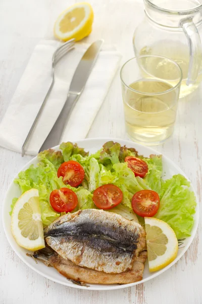 Filete frito de sardinas con ensalada — Foto de Stock