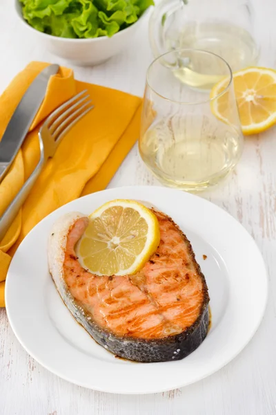 Fried salmon with lemon — Stock Photo, Image