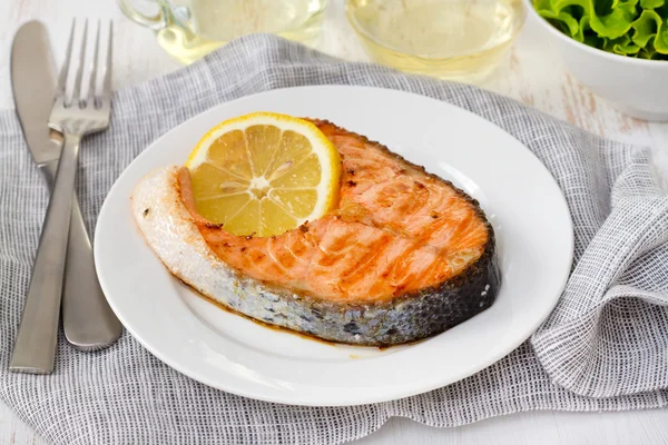 Fried salmon with lemon — Stock Photo, Image