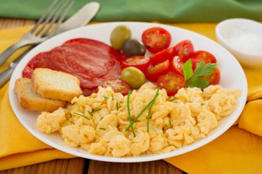 domates ile karıştıran yumurta