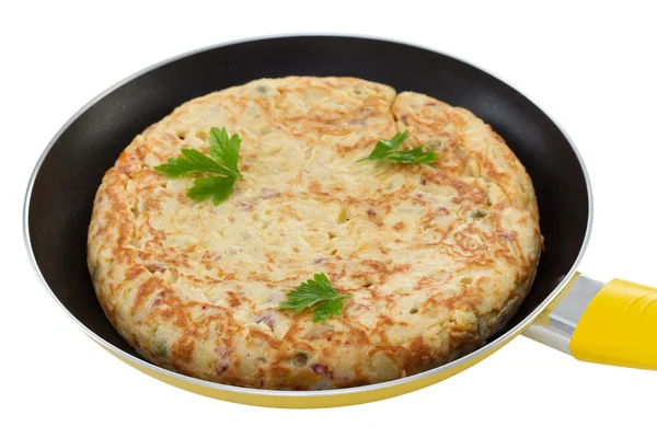 Tortilla española en sartén amarilla —  Fotos de Stock