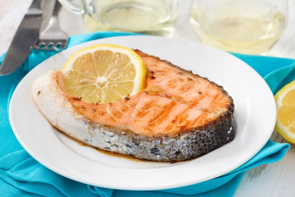 Fried salmon with lemon on the plate — Stock Photo, Image