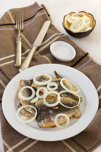 Gebratenes Sardinenfilet mit Zwiebeln — Stockfoto