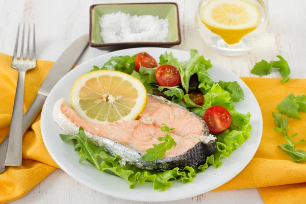 Boiled salmon with lemon and salad — Stock Photo, Image