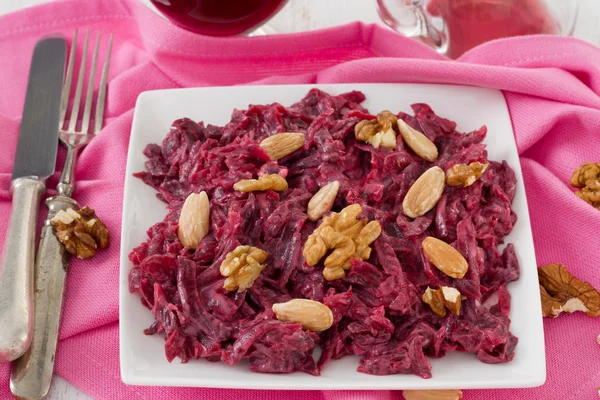 Ensalada de remolacha con nuez y almendras —  Fotos de Stock